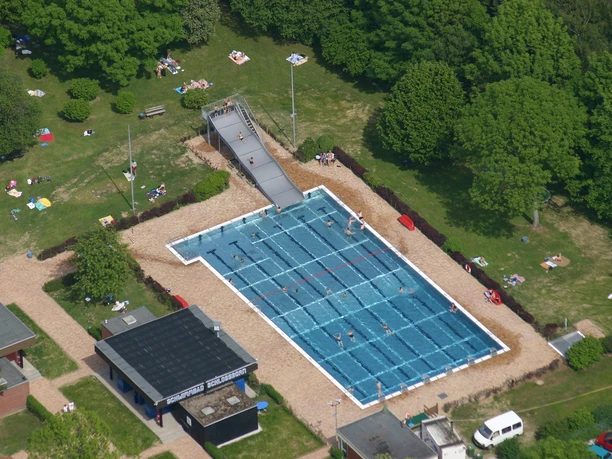 Luftaufnahme des Freibads