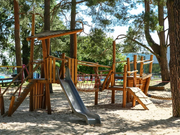 TaunaBad aussen Spielplatz