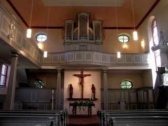 Blick auf den Altar mit Orgel