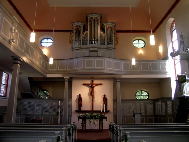 Blick auf den Altar mit Orgel