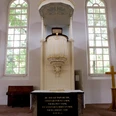 Französische Inschrift am Altar der Kirche