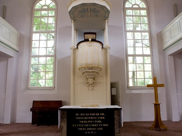 Französische Inschrift am Altar der Kirche
