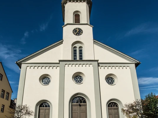 Schlichte Architektur besticht: die Evangelische Kirche in Friedrichsdorf