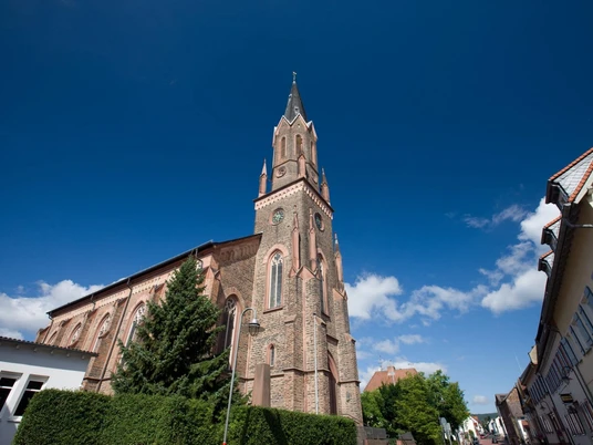 Ihr Turm ist weithin sichtbar.