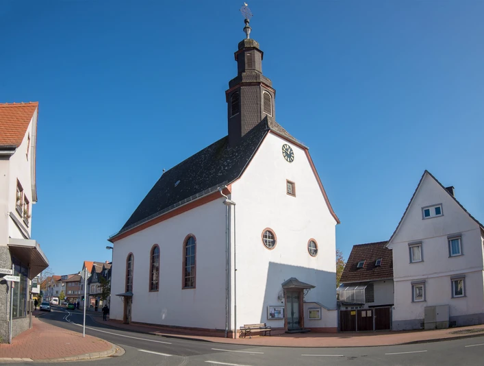 Ein kleines Schmuckstück im Herzen von Köppern - die Evangelische Kirche.