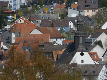 Eingebettet in den historischen Ortskern.