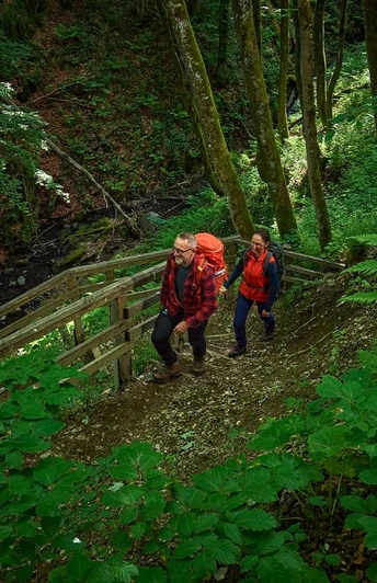 Wandernde im Helletal nahe Winterberg