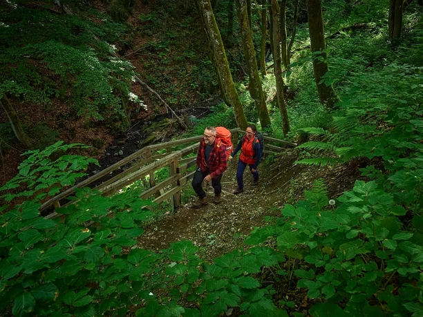 Wandernde im Helletal nahe Winterberg