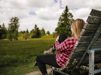 Frau auf einem Rothaarsteig-Waldsofa