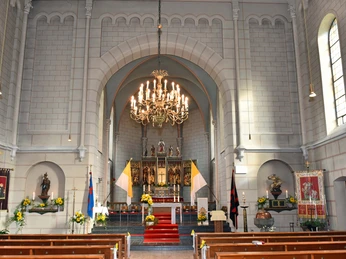 Blick auf den Neugotischen Hochaltar