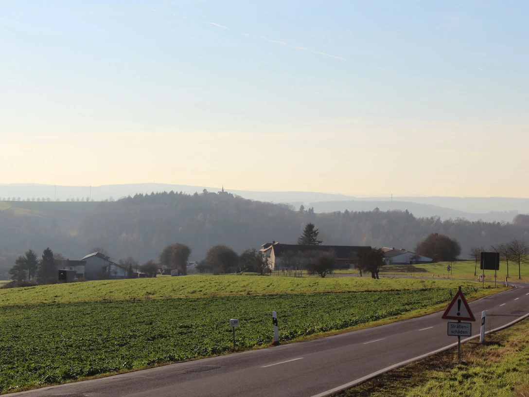 Hochtaunusstraße mit Kreuzkapelle