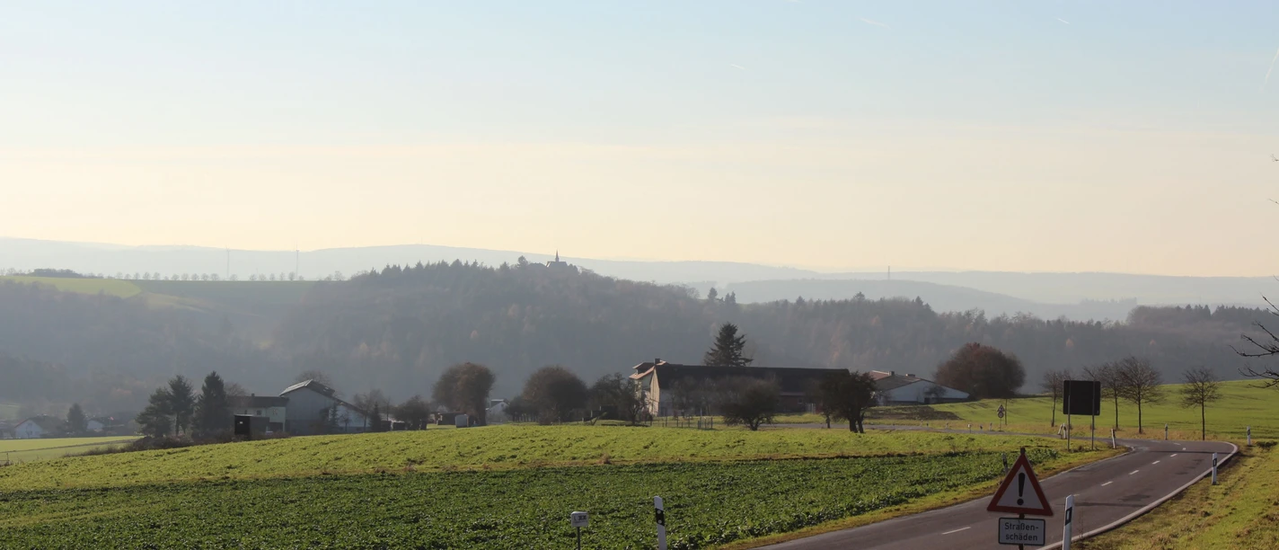 Hochtaunusstraße mit Kreuzkapelle
