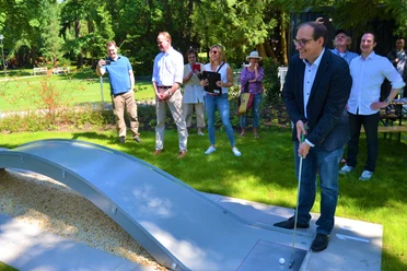 Bürgermeister Dr. Frank Blasch bei der Eröffnung der sanierten Minigolfanlage am 03. Juli 2021.
