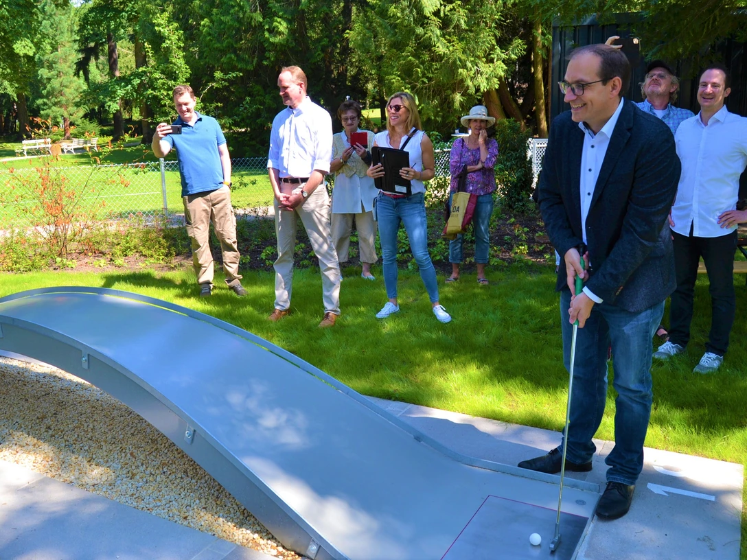 Bürgermeister Dr. Frank Blasch bei der Eröffnung der sanierten Minigolfanlage am 03. Juli 2021.