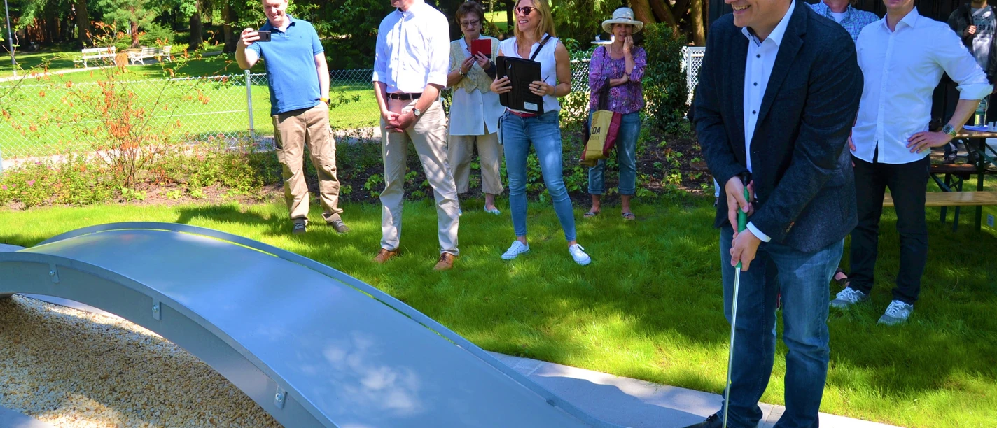 Bürgermeister Dr. Frank Blasch bei der Eröffnung der sanierten Minigolfanlage am 03. Juli 2021.
