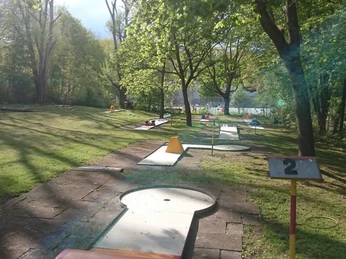 Die Minigolfanlage punktet mit schattigen Plätzen.