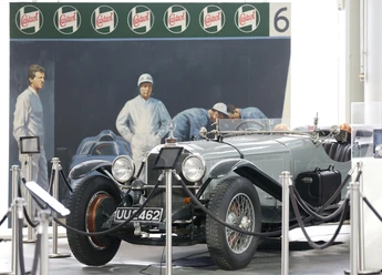Historische Fahrzeuge in der Central Garage Ein Silberner Oldtimer in der Central Garage