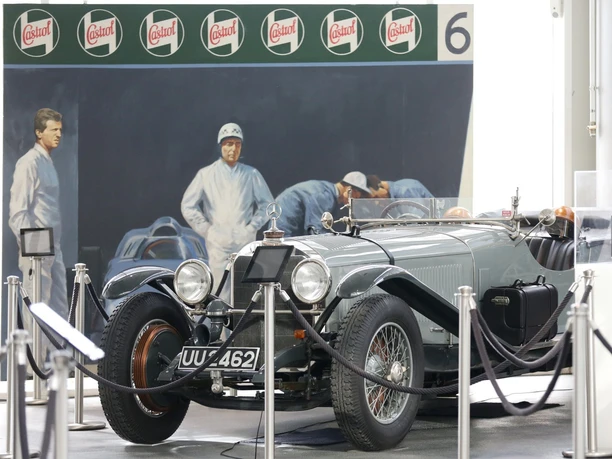 Historische Fahrzeuge in der Central Garage Ein Silberner Oldtimer in der Central Garage