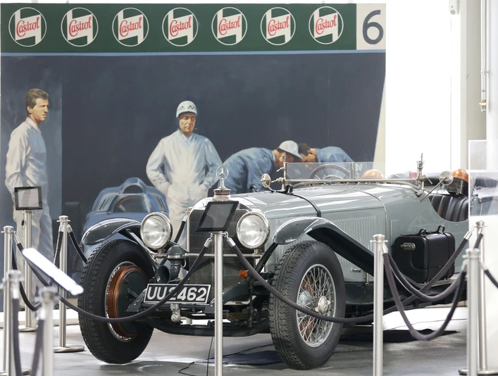 Historische Fahrzeuge in der Central Garage Ein Silberner Oldtimer in der Central Garage