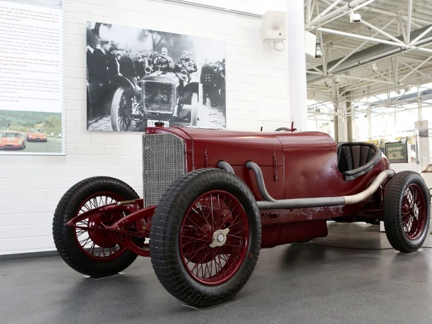 Oldtimer in der Central Garage ein roter Oldtimer aus längst vergangenen Zeiten