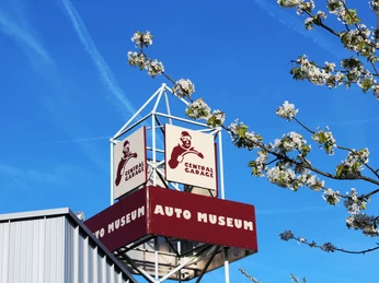 Das Museum ist von weitem gut zu sehen Infoschild über dem Museum