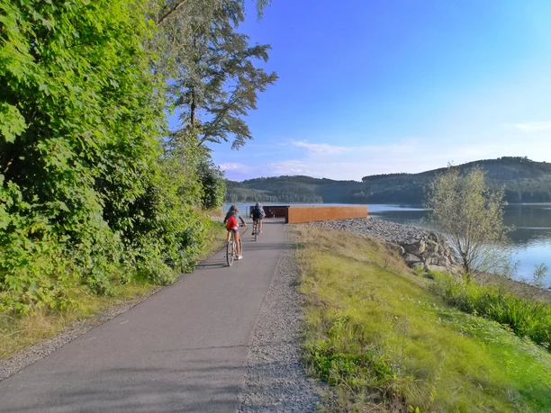 Am Hennesee, Weg von der Hauptanlegestelle zum Hennedamm