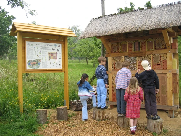 Insektenhotel auf Erlebnisobstwiese FR