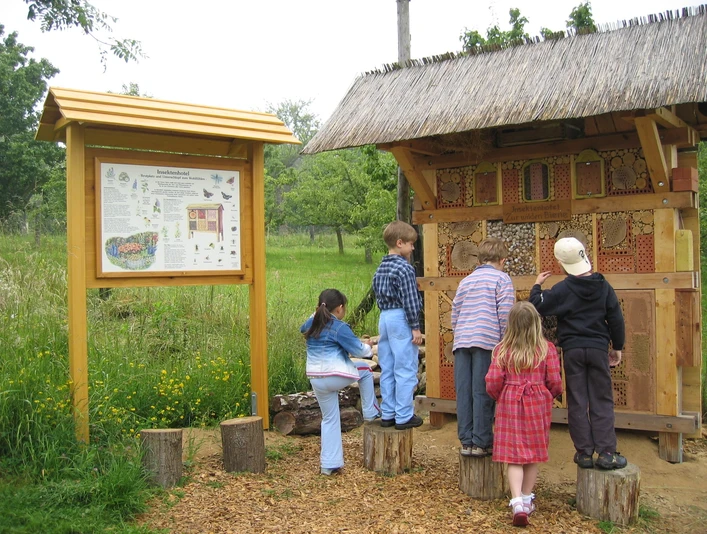 Insektenhotel auf Erlebnisobstwiese FR