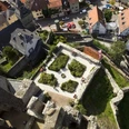 Blick vom Bergfried hinab auf den Burggarten