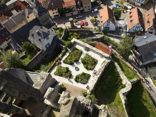 Blick vom Bergfried hinab auf den Burggarten