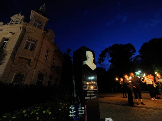 Elvis-Stele am Abend in Bad Nauheim