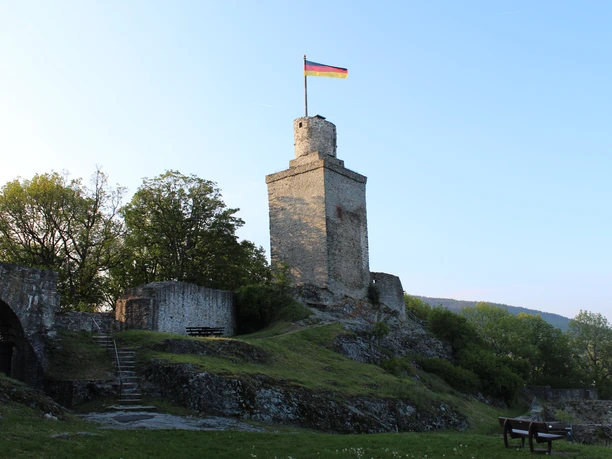 Bergfried der Burgruine Falkenstein