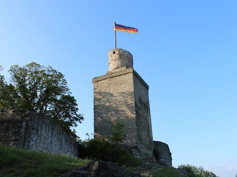 Bergfried der Burgruine Falkenstein