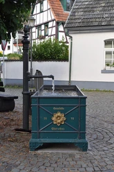 800px-Oberems, Brunnen, Seite