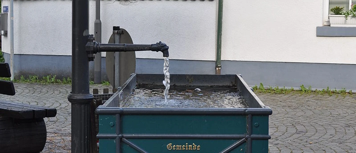 800px-Oberems, Brunnen, Seite