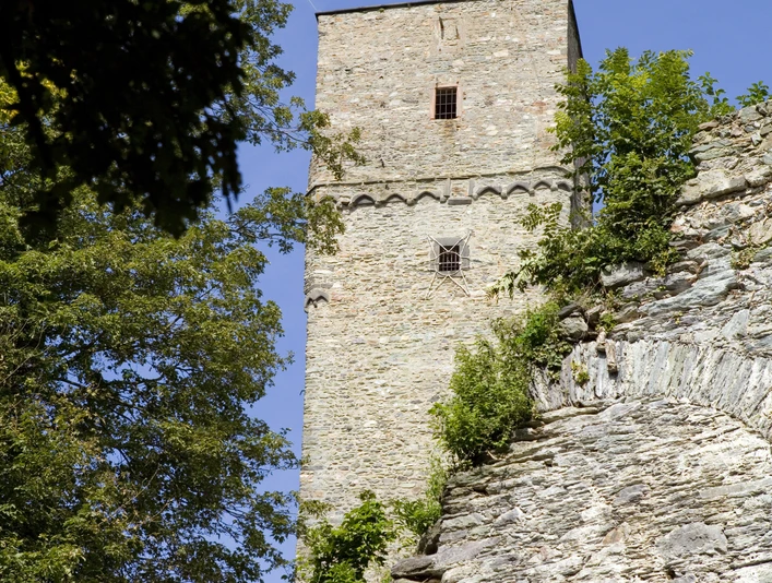 Bergfried der Burgruine Königstein