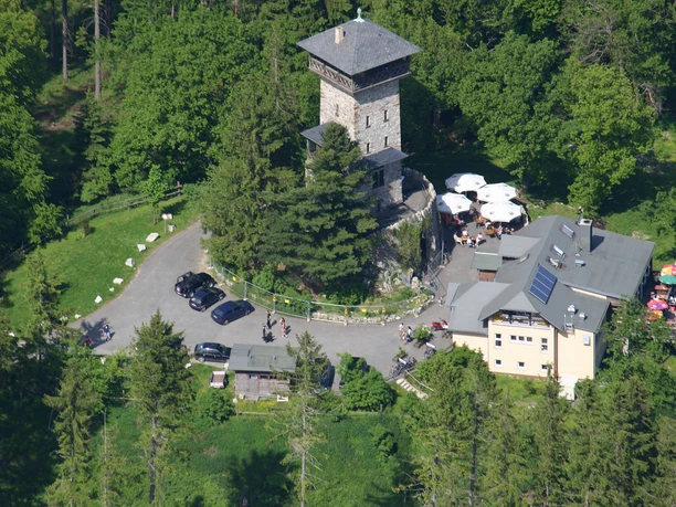 Herzbergturm von oben Drohnenaufnahme des Herzbergturms und seiner Umgebung
