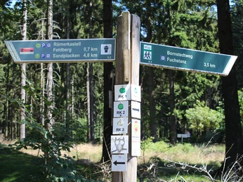 Wegweisen mit Markierungen des Portals Rotes Kreuz (RK)