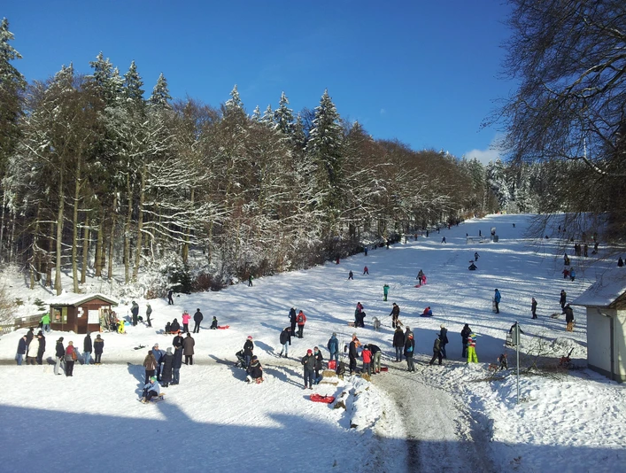 Lifte und Pisten an der Jugendherberge