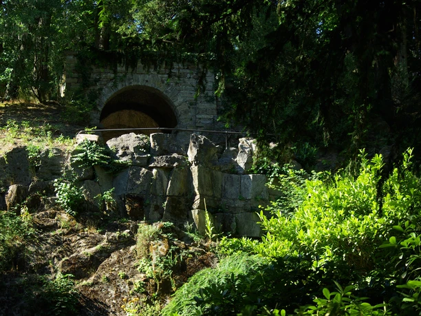 Schlosspark, Grotte