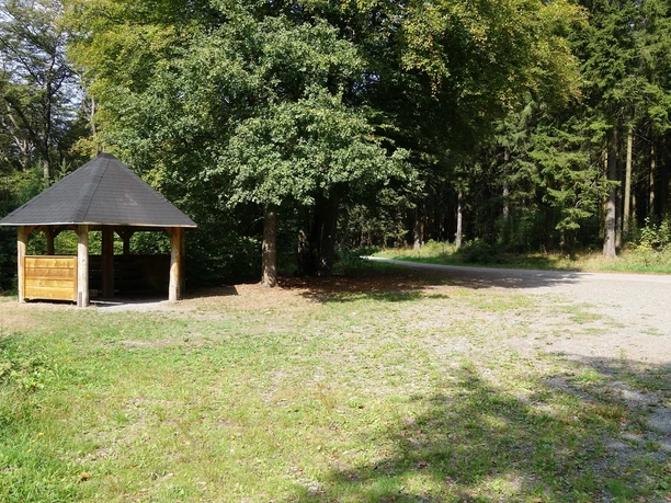 Die Schutzhütte lädt zu einer kleinen Rast ein