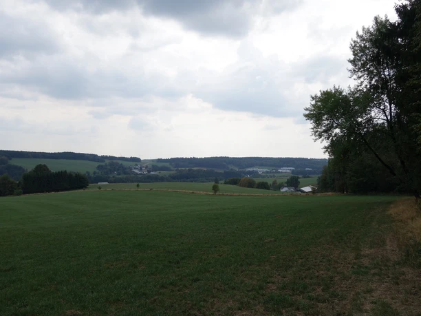 Aussicht nach Verlassen des Waldes über Niederhengstenberg hinweg
