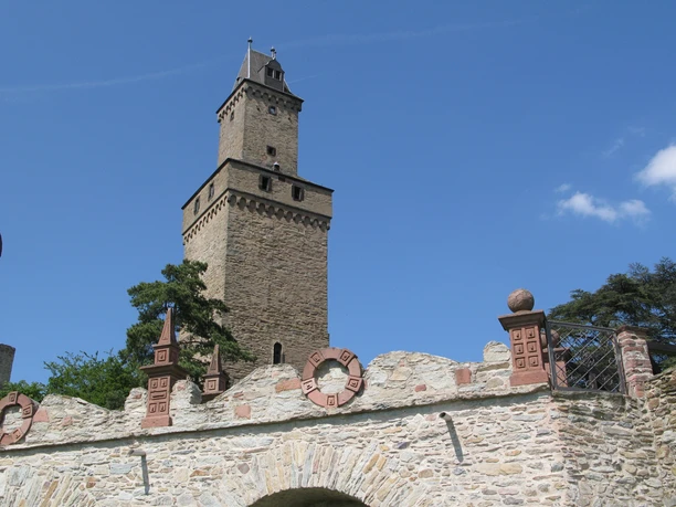 Freiturm Burg Kronberg mit Mauer Prinzengarten