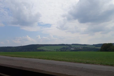 Aussicht von einer Ruhebank am Wegesrand