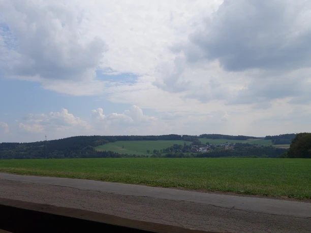 Aussicht von einer Ruhebank am Wegesrand