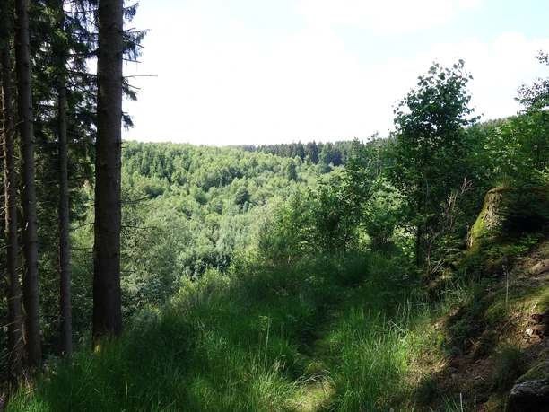 Wandern entlang der Berghänge mit tollen Aussichten
