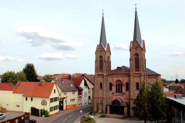 Mitten im Ort steht St. Vitus.