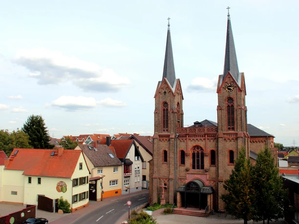 Mitten im Ort steht St. Vitus.