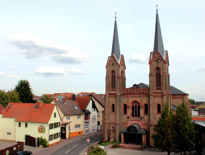 Mitten im Ort steht St. Vitus.