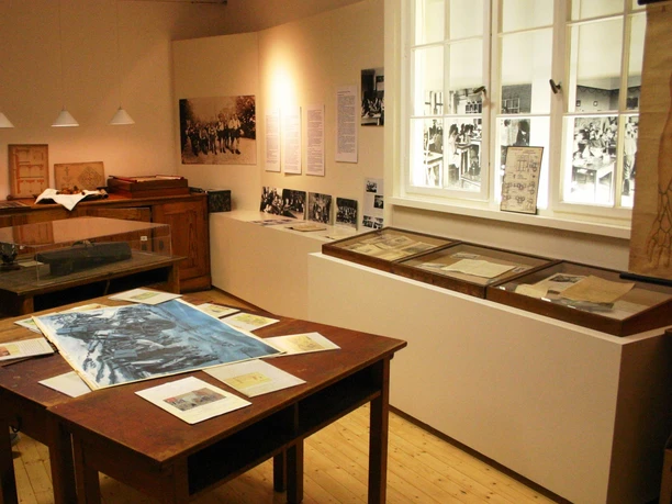 Alte Fotos, Dokumente und Utensilien.